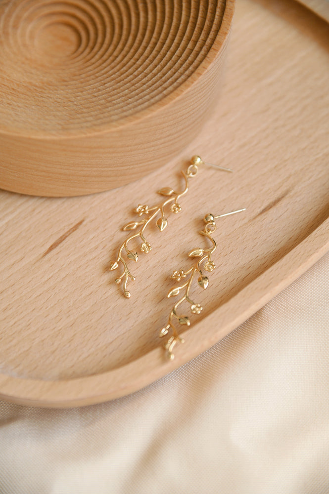 
            
                Load image into Gallery viewer, Heliotrope Earrings (S925)
            
        
