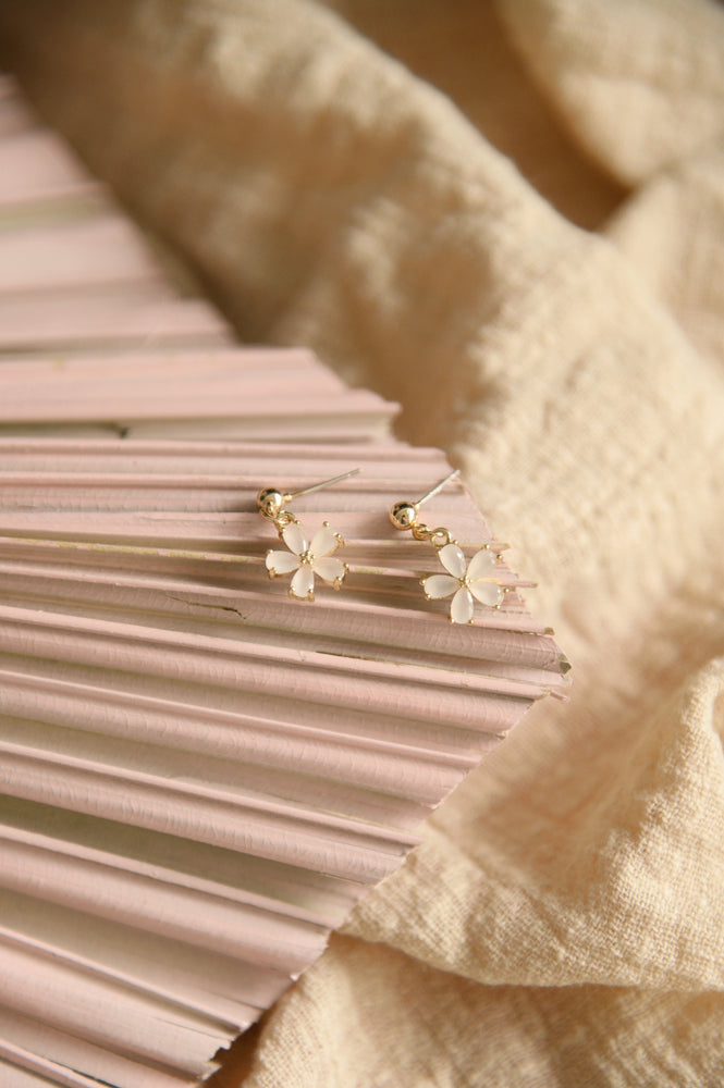 Bloom Earrings in white (S925)