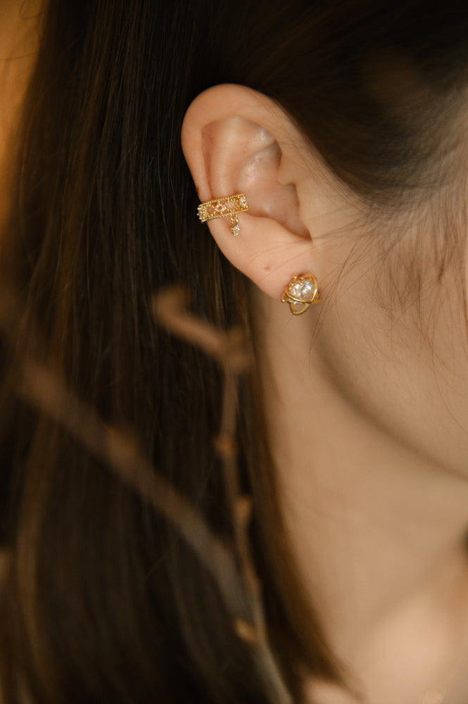 
            
                Load image into Gallery viewer, Amaryllis Earcuff
            
        